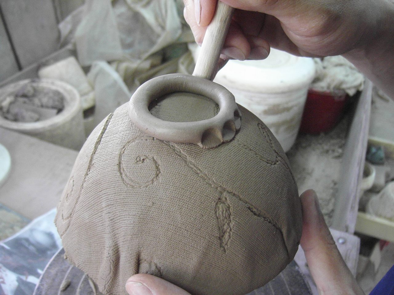 画像: 紅吹き　唐草紋の茶碗